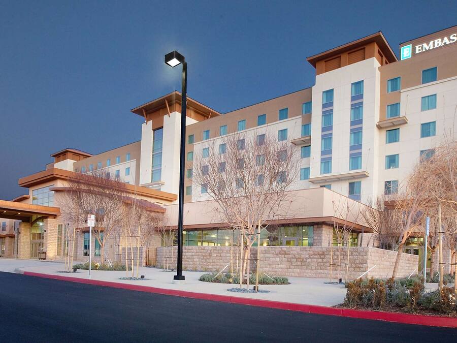 Ein modernes Hotel mit einem gut sichtbaren Schild für 'Embassy Suites'.