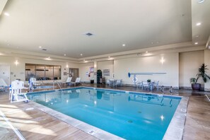 Innenpool, geöffnet von 06:00 Uhr bis 22:00 Uhr, LiegestĂŒhle