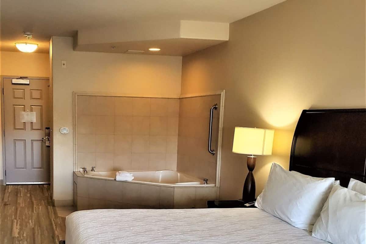 Ylelliset vuodevaatteet, työpöytä, pimennysverhot, silitysrauta/-lauta