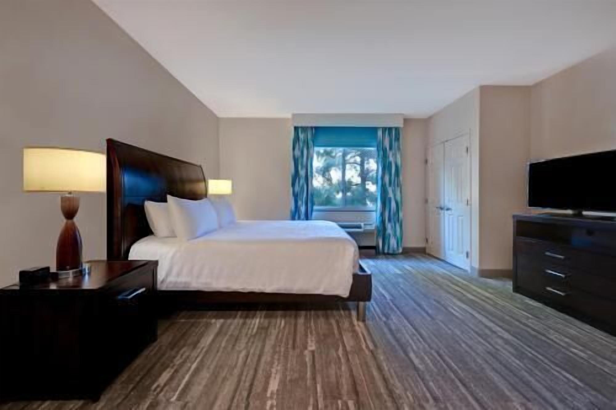 Roupas de cama premium, escrivaninha, cortinas blackout