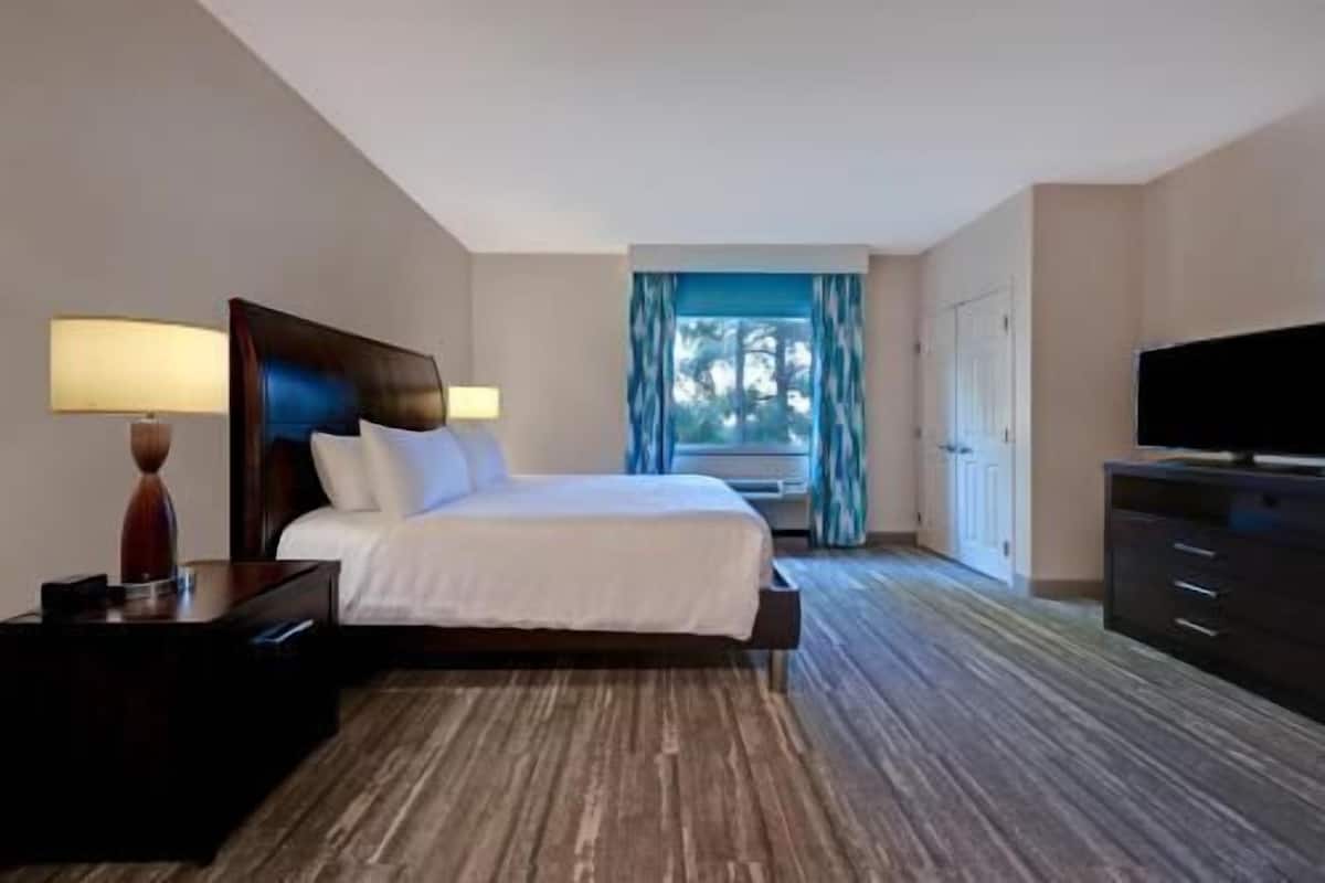 Ylelliset vuodevaatteet, työpöytä, pimennysverhot, silitysrauta/-lauta