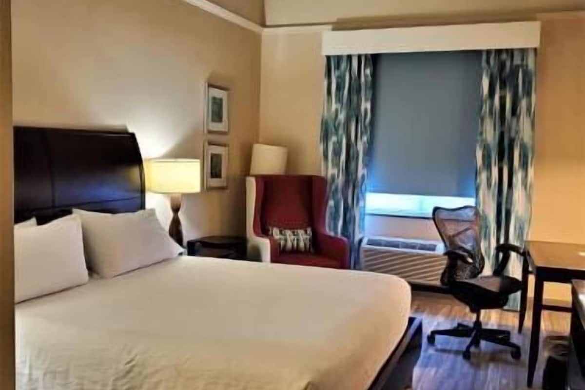 Ylelliset vuodevaatteet, työpöytä, pimennysverhot, silitysrauta/-lauta