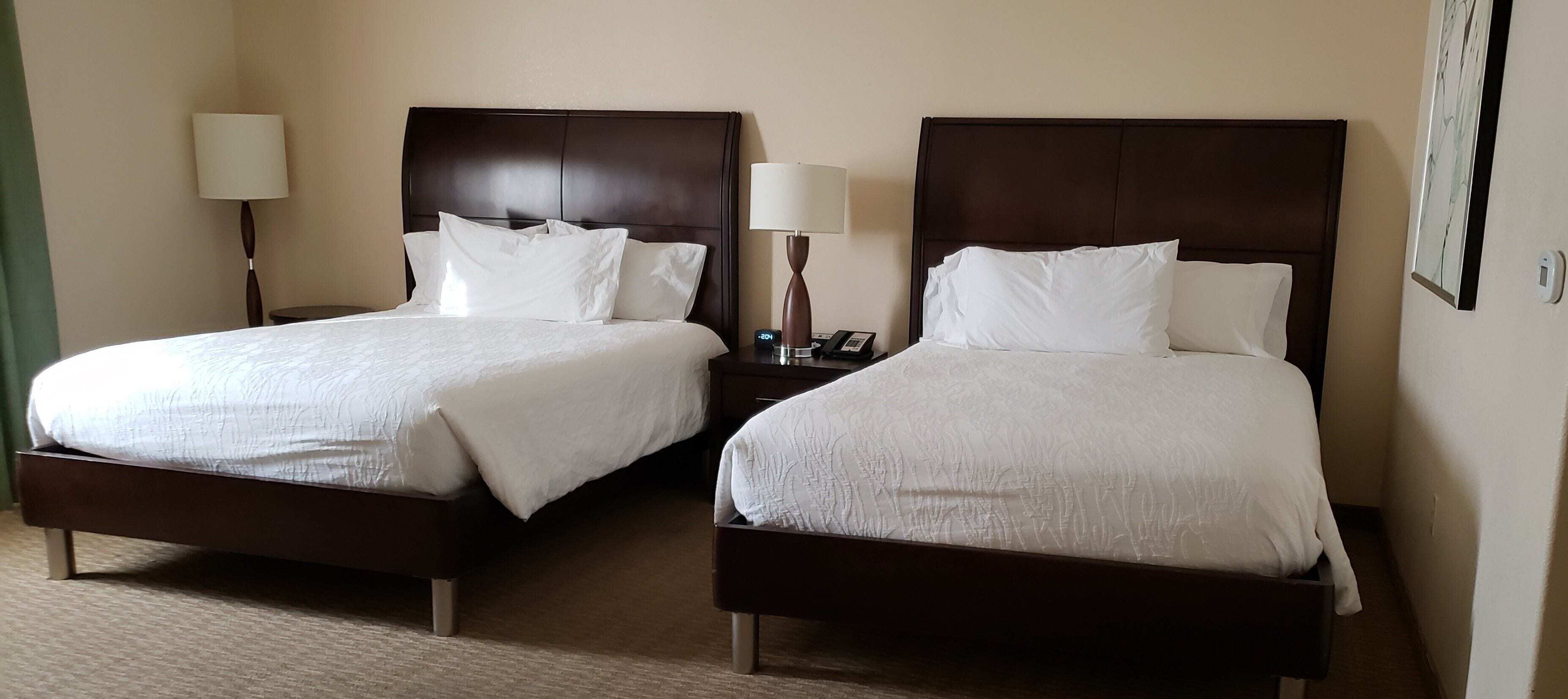 Roupas de cama premium, escrivaninha, cortinas blackout