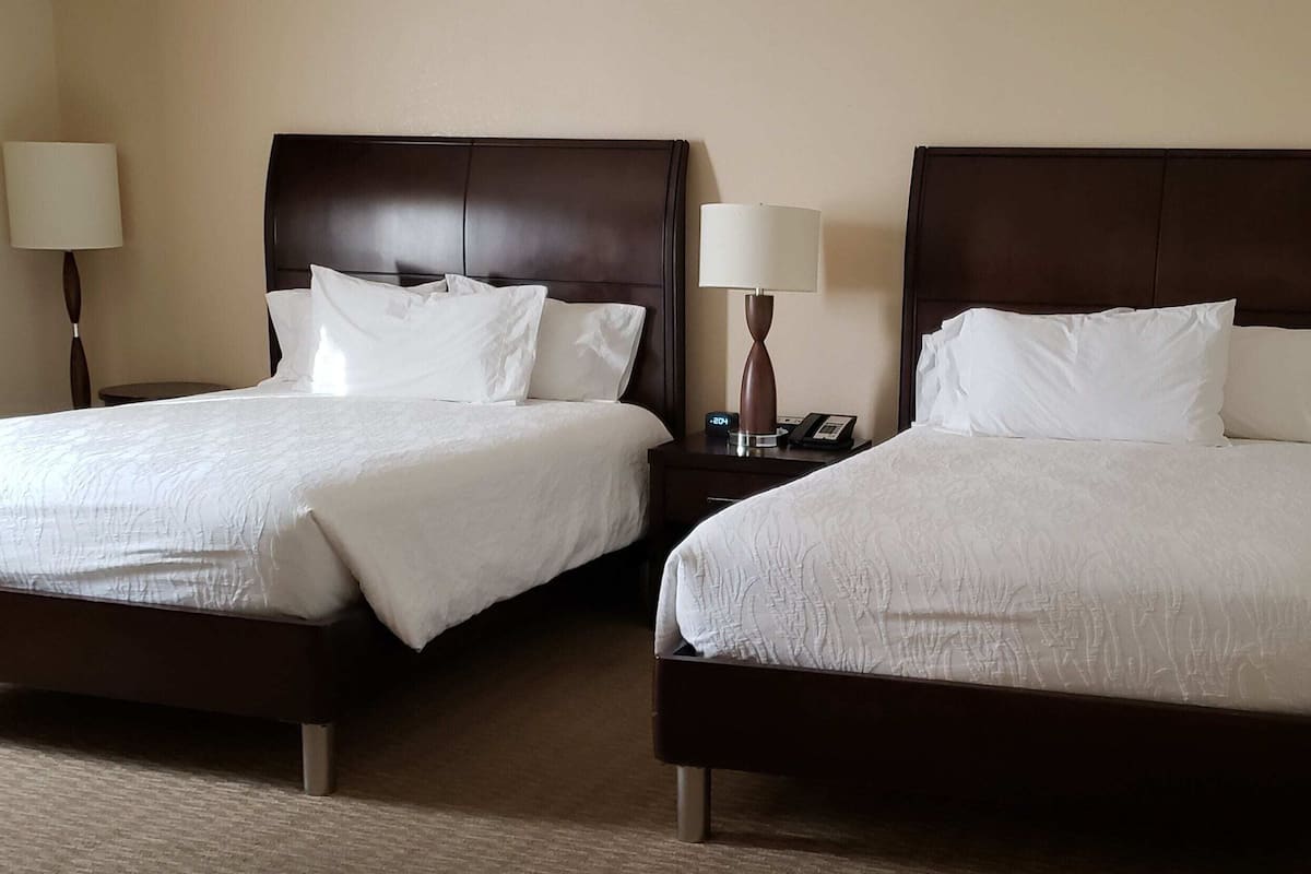 Ylelliset vuodevaatteet, työpöytä, pimennysverhot, silitysrauta/-lauta