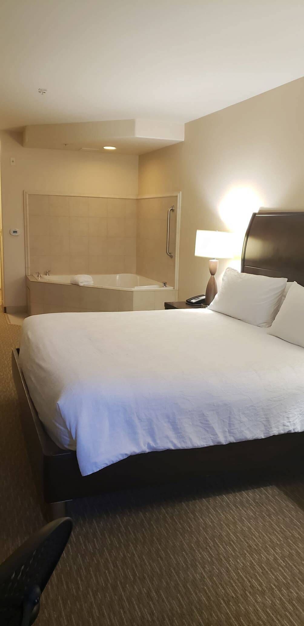 Roupas de cama premium, escrivaninha, cortinas blackout