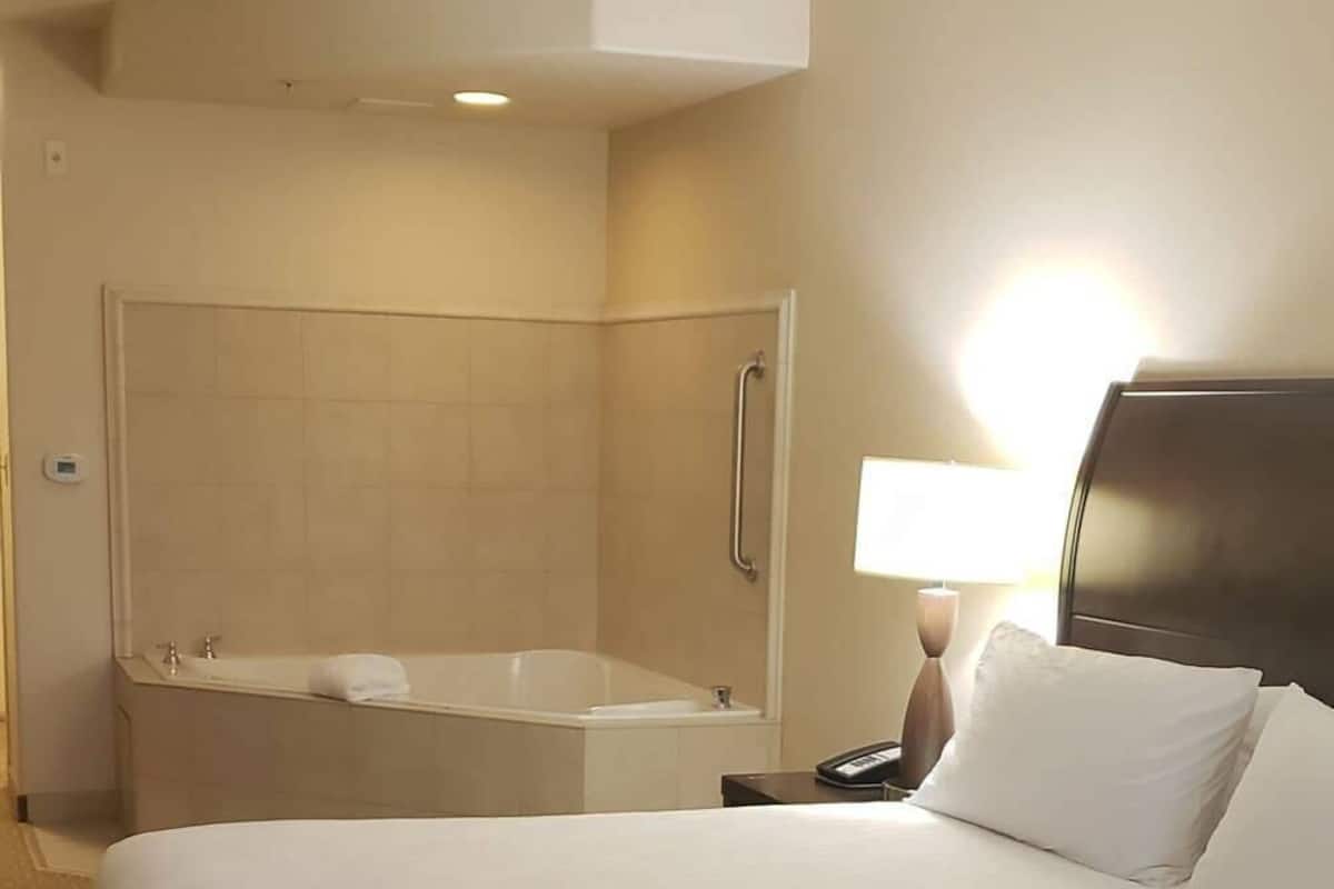 Ylelliset vuodevaatteet, työpöytä, pimennysverhot, silitysrauta/-lauta