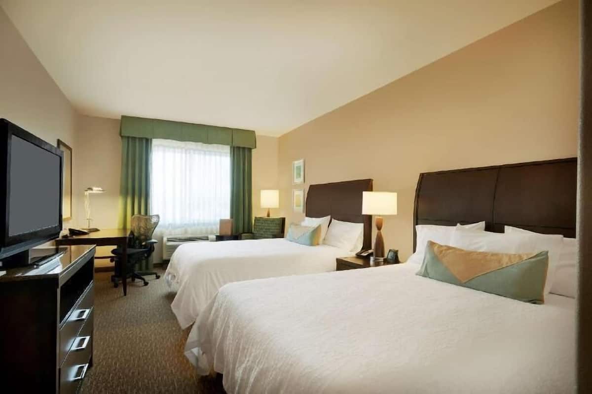 Ylelliset vuodevaatteet, työpöytä, pimennysverhot, silitysrauta/-lauta