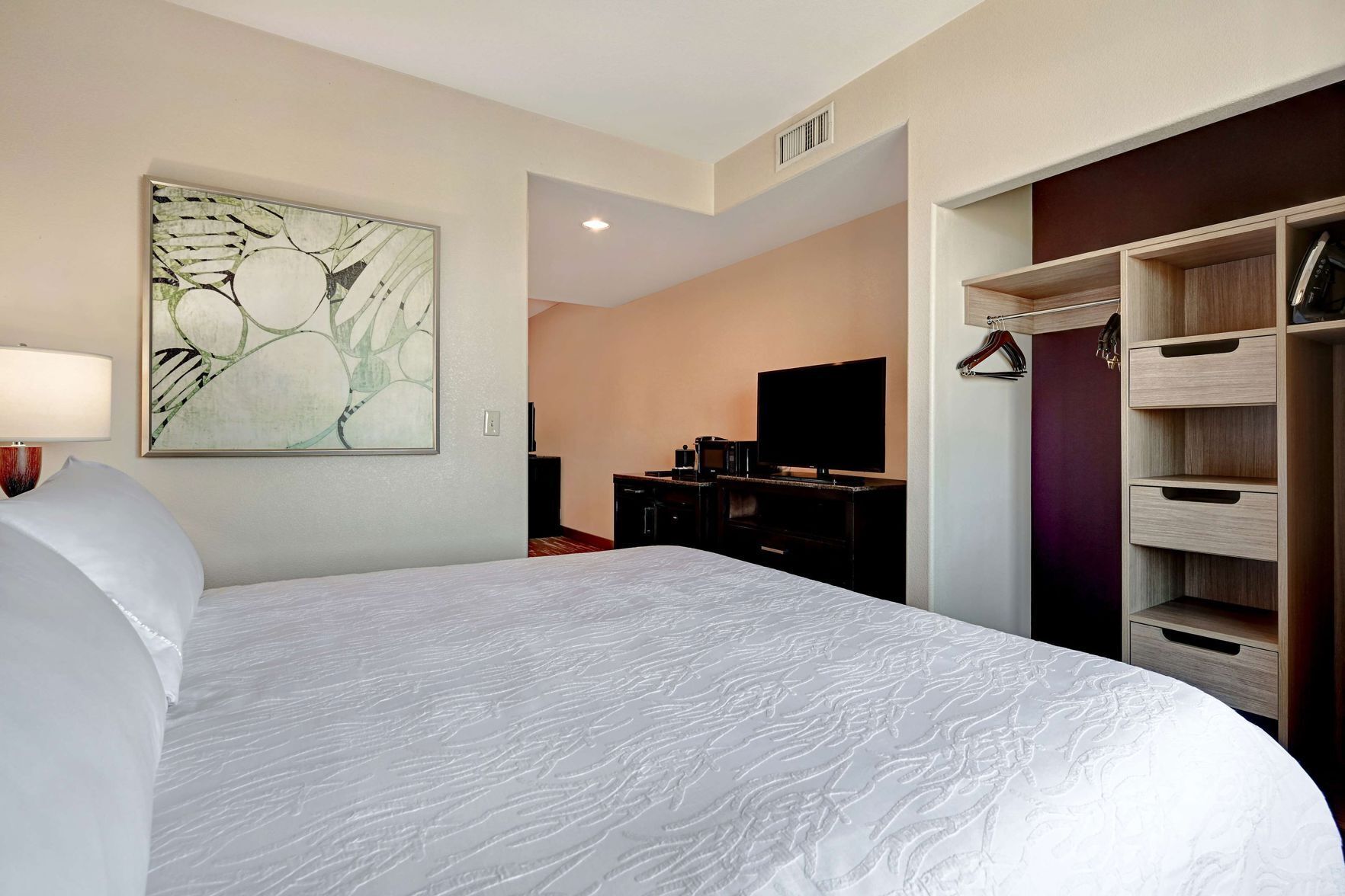 Roupas de cama premium, escrivaninha, cortinas blackout