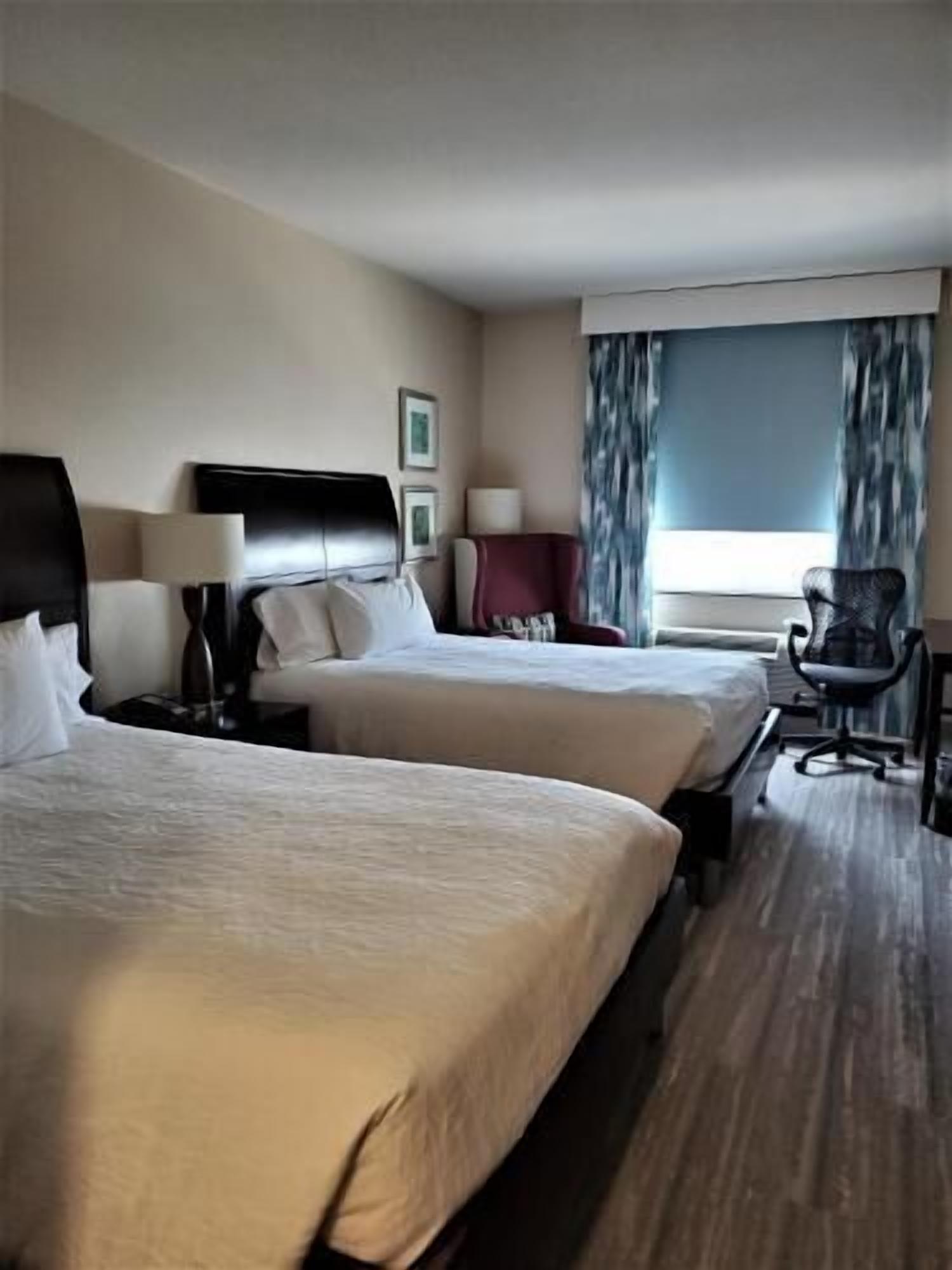 Roupas de cama premium, escrivaninha, cortinas blackout