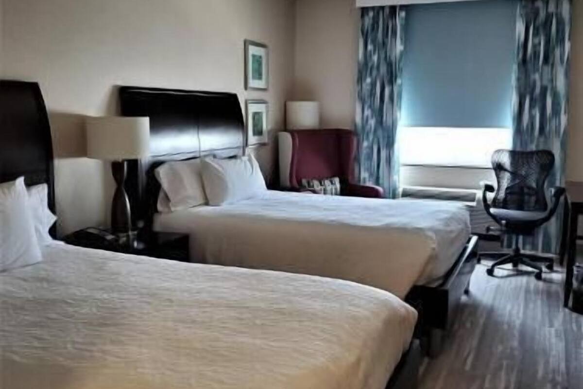 Ylelliset vuodevaatteet, työpöytä, pimennysverhot, silitysrauta/-lauta