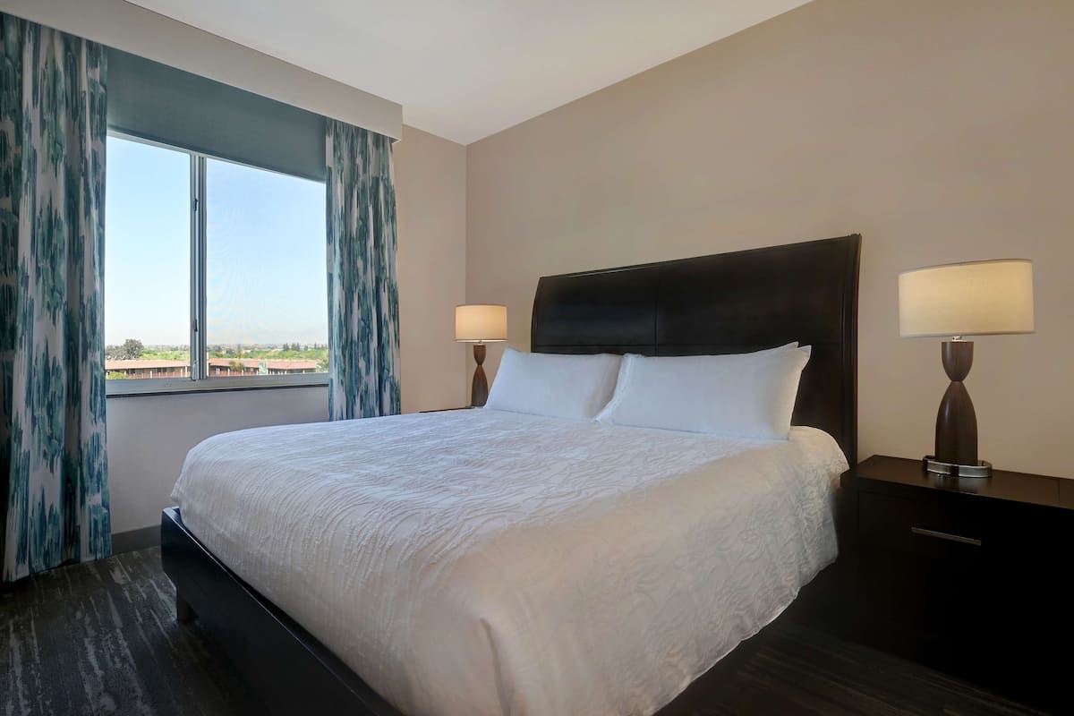 Junior Suite, 1 King Bed | Premium bedding, desk, blackout curtains, iron/ironing board