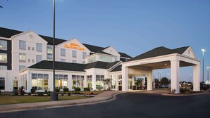 A hotel with a clear sign reading "Hilton Garden Inn," a covered entrance, and a well-lit facade. - Hilton Garden Inn Jonesboro (Jonesboro)