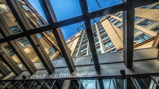 Un bâtiment moderne, avec un ciel dégagé. On peut lire l'inscription « Residence Inn Marriott » sur la façade.