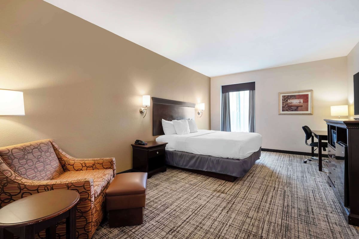 Pillowtop beds, in-room safe, desk, laptop workspace