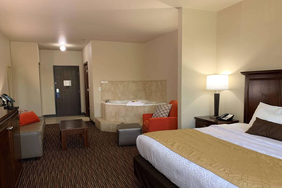 Phòng Suite, 1 giường cỡ king, không hút thuốc, bồn tắm thủy lực | Bàn, màn/rèm cản sáng, bàn ủi/dụng cụ ủi quần áo 