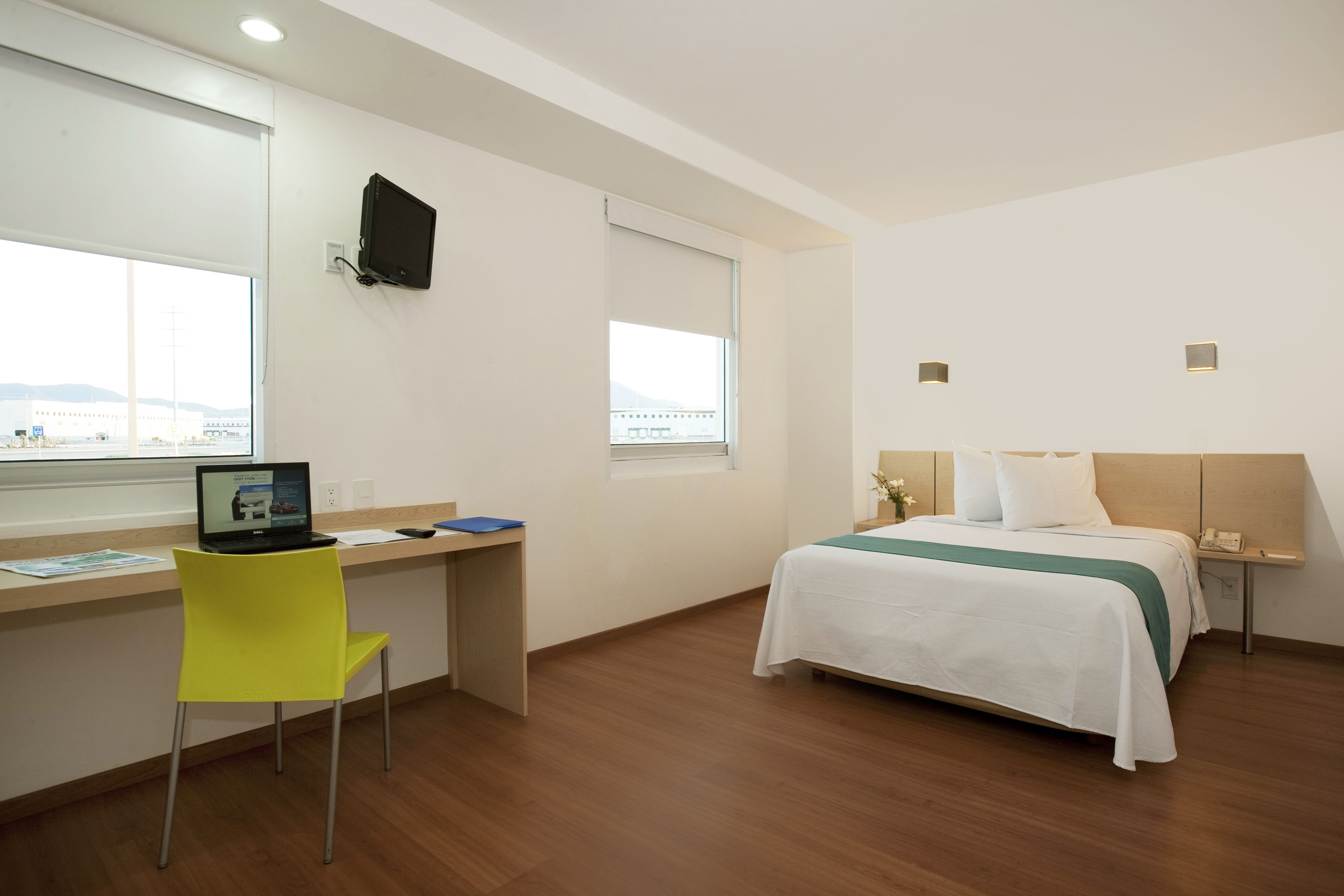 Rom – standard | Dundyner, skrivebord, strykejern/-brett og wi-fi (inkludert)