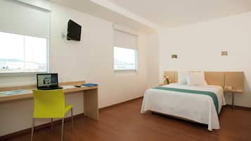 Rom – standard | Dundyner, skrivebord, strykejern/-brett og wi-fi (inkludert)