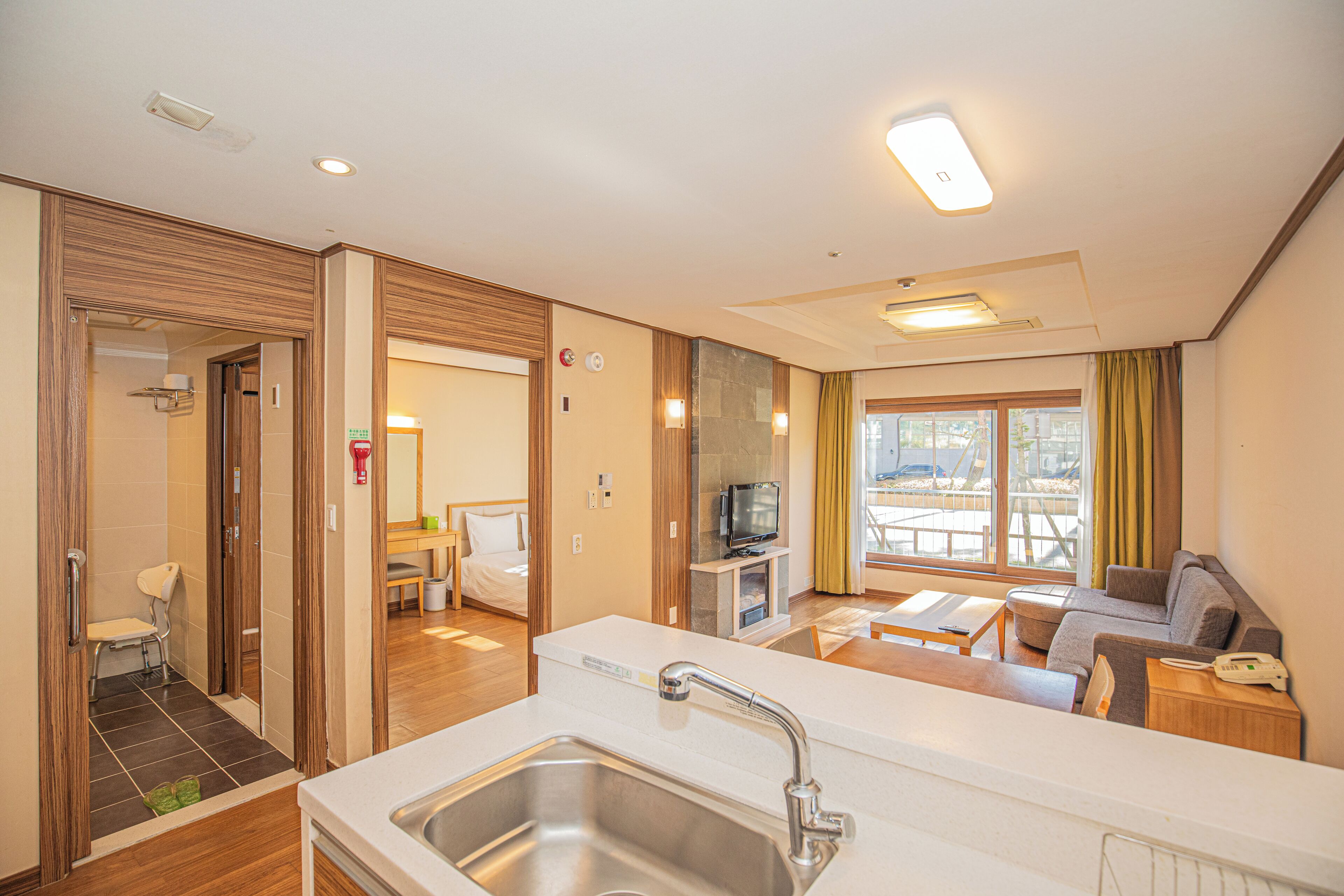 Suíte, 1 quarto, acessível | Área de estar | TV de tela plana