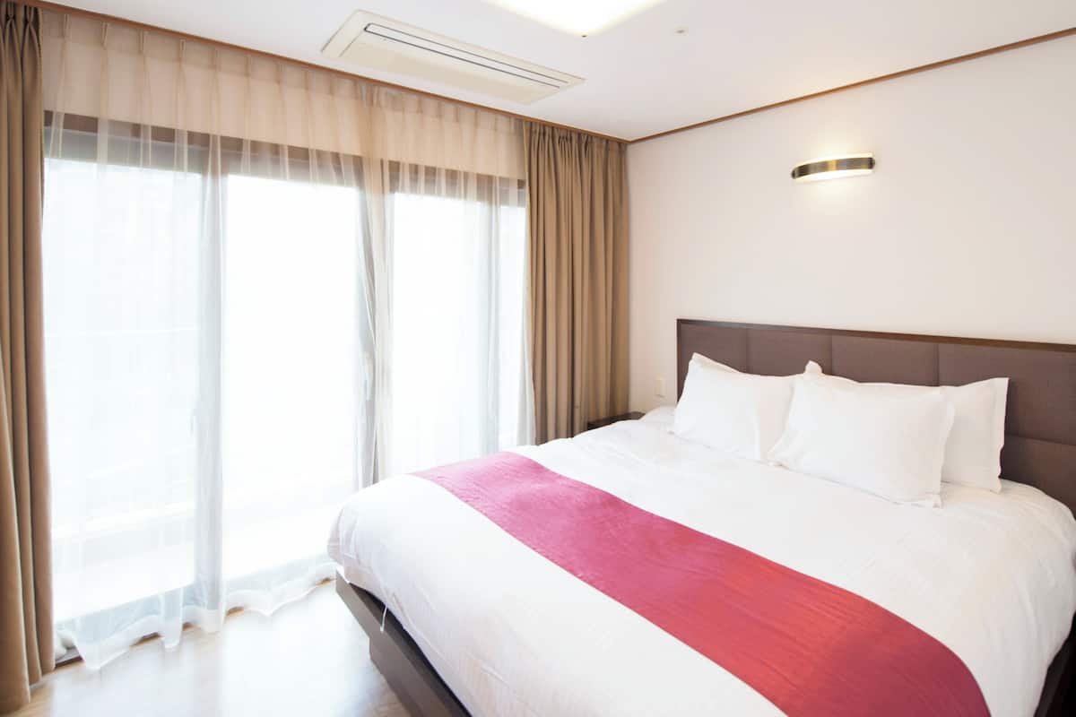 1 bedroom, in-room safe, individually decorated, iron/ironing board