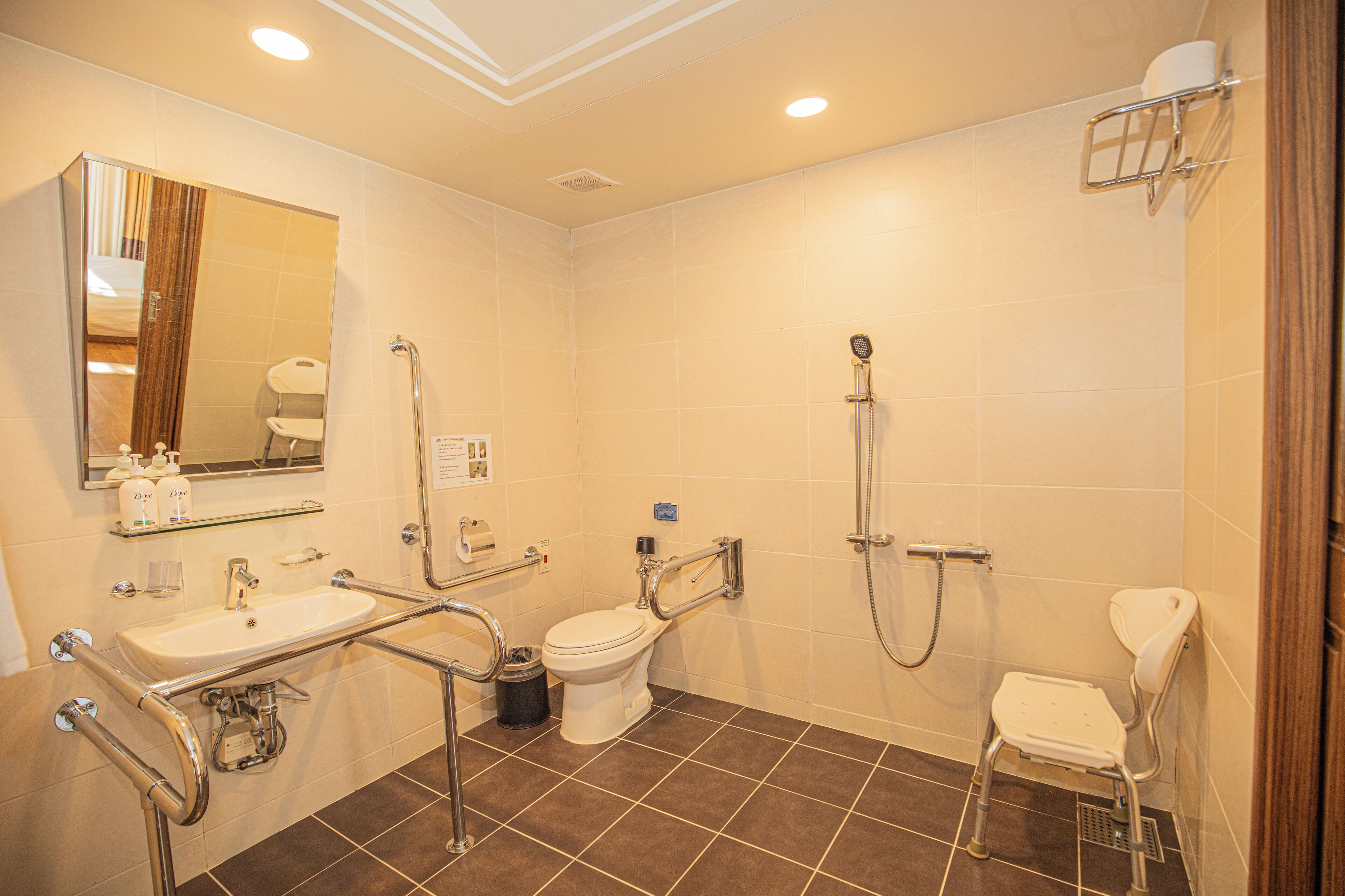 Un baño moderno con lavabo, inodoro y ducha.