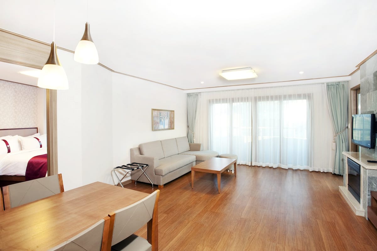 1 bedroom, in-room safe, individually decorated, iron/ironing board