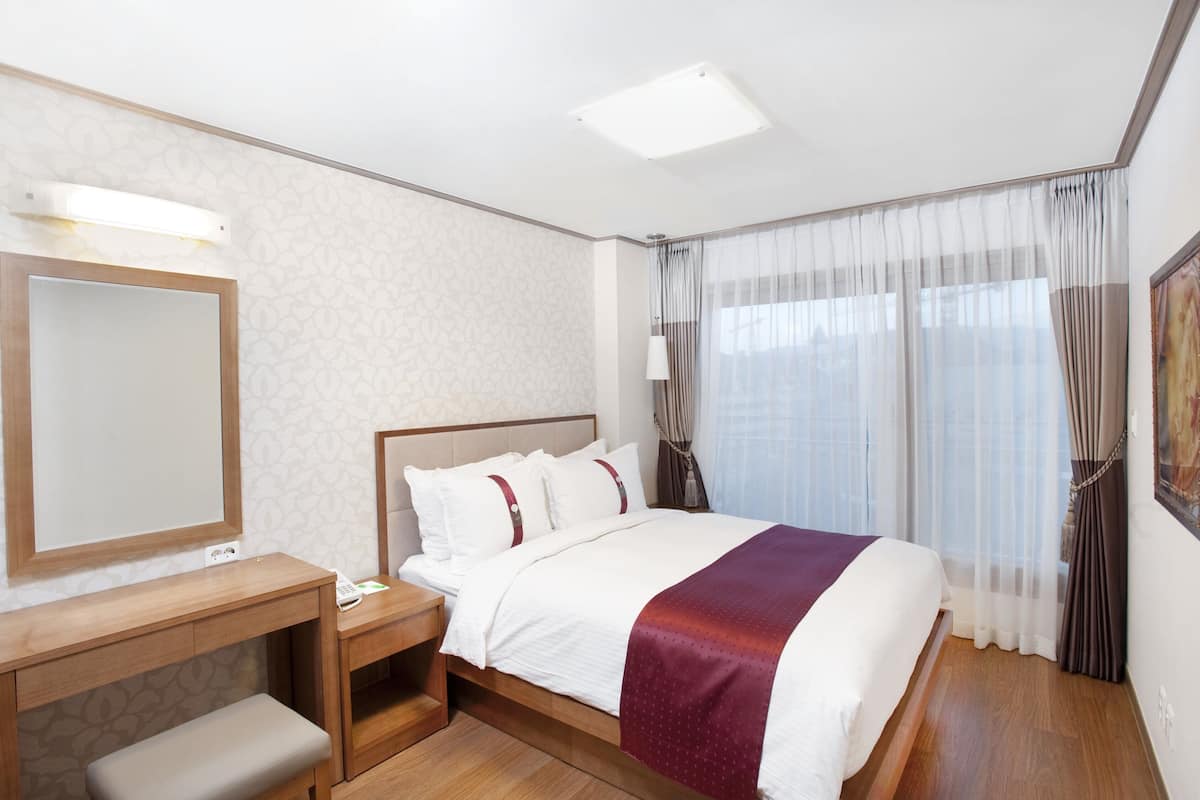 1 bedroom, in-room safe, individually decorated, iron/ironing board