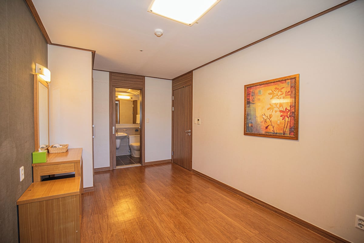 Zimmersafe, individuell dekoriert, Bügeleisen/Bügelbrett