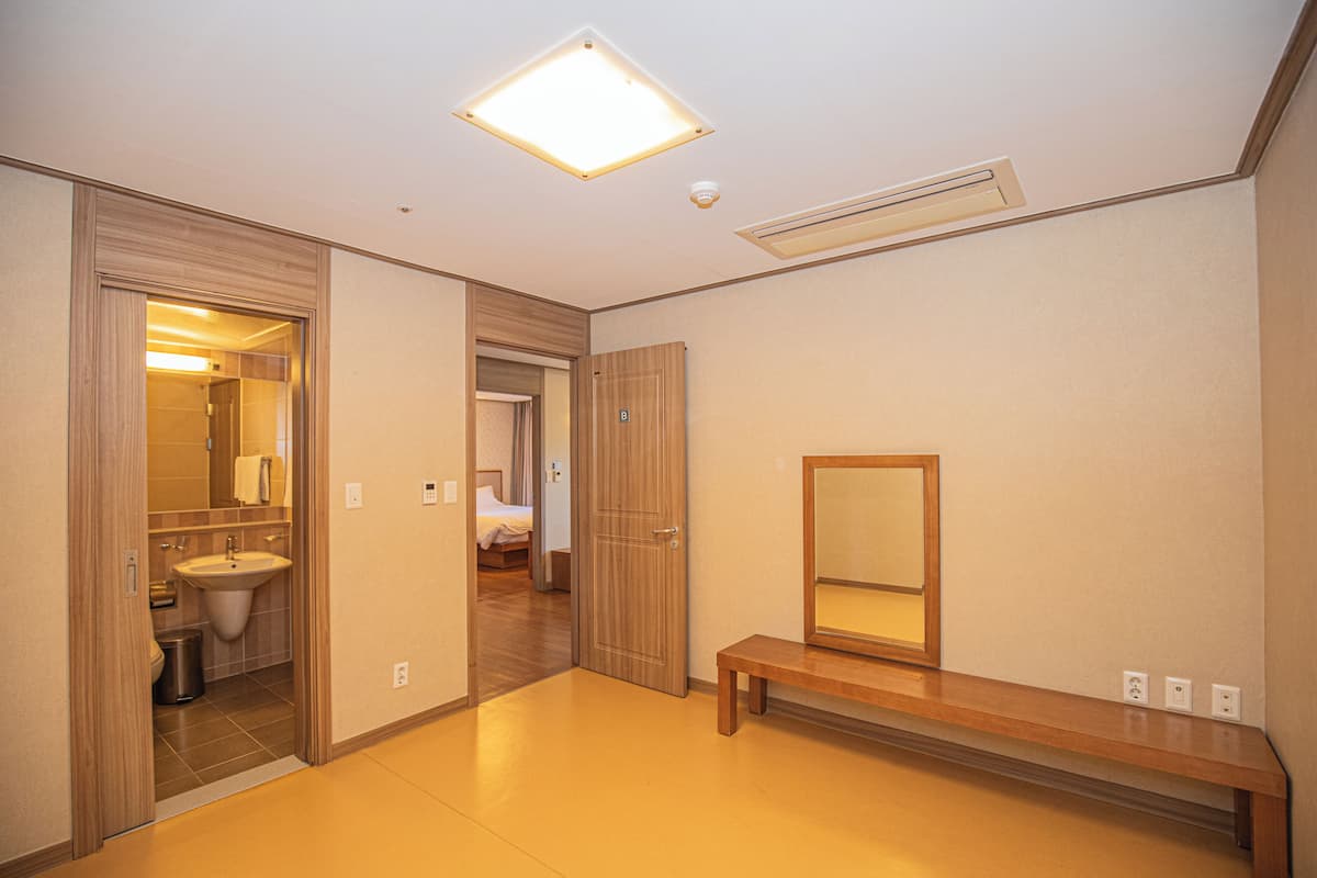 Zimmersafe, individuell dekoriert, Bügeleisen/Bügelbrett