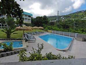 Piscina all'aperto, lettini