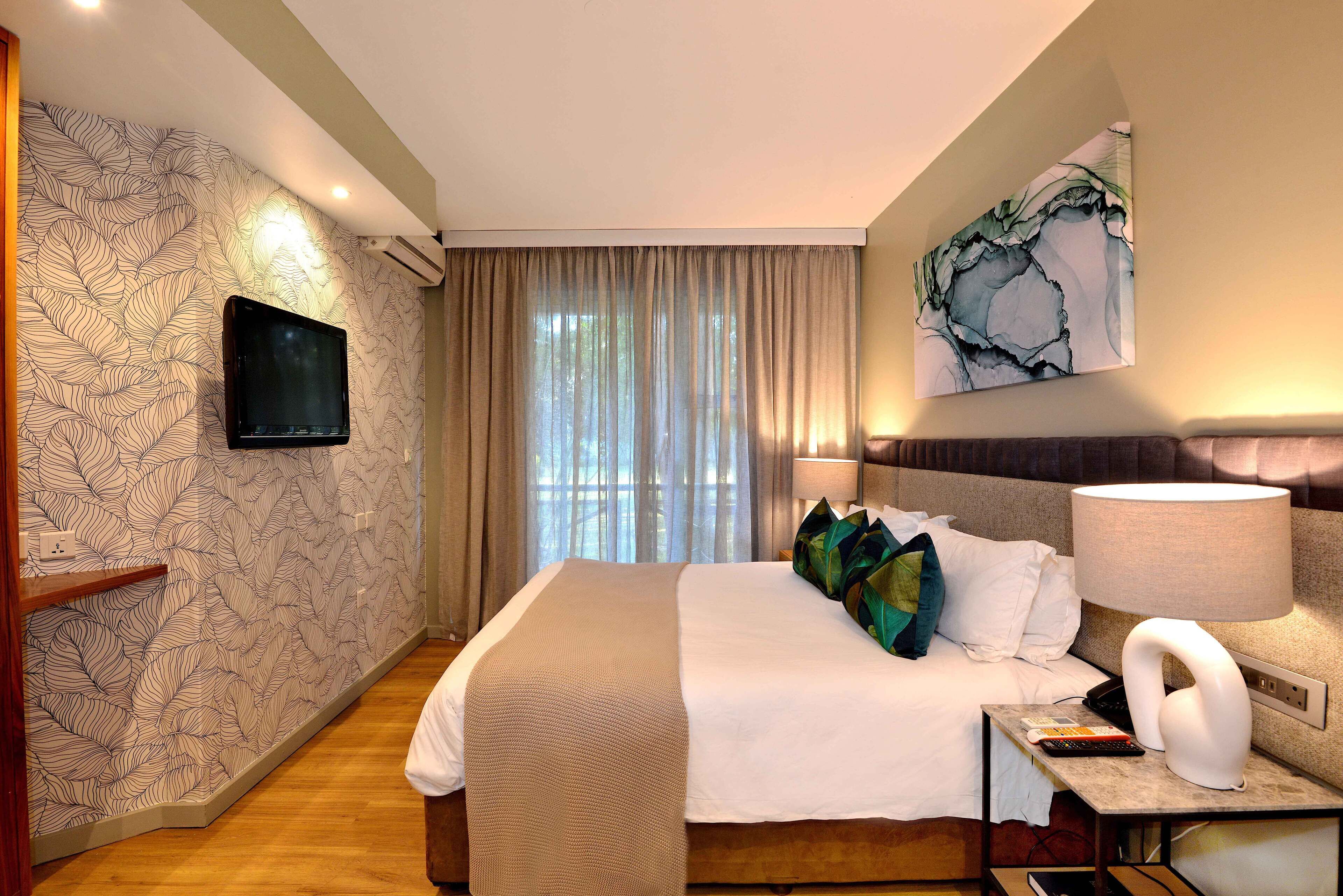 superior suite, 1 double bed, ensuite, garden view | minibar, in-room safe, desk, iron/ironing board