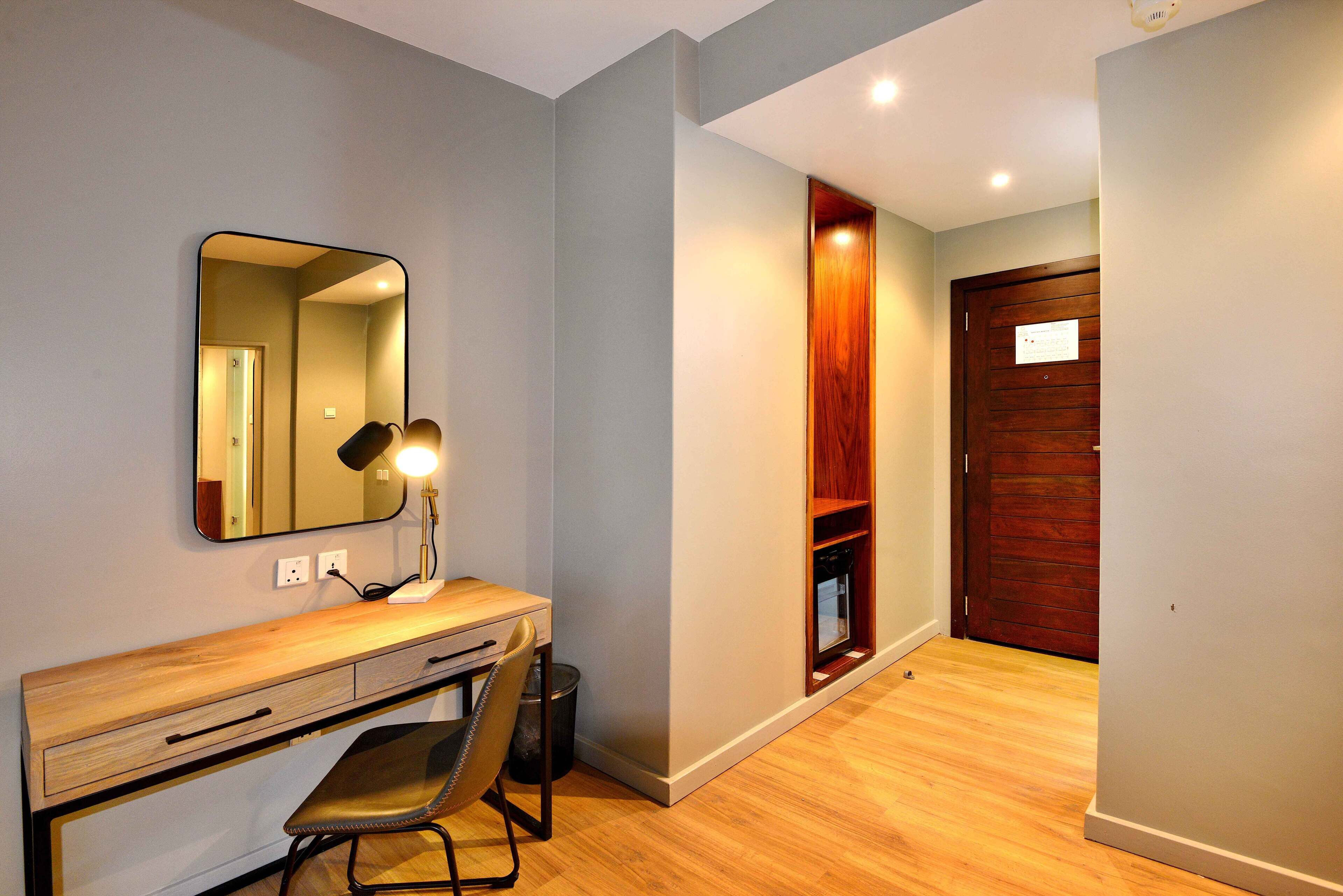 superior suite, 1 double bed, ensuite, garden view | minibar, in-room safe, desk, iron/ironing board