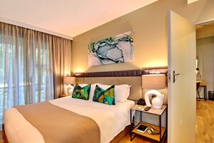 Suite superior, 1 cama doble, baño privado, vistas al jardín | Minibar, caja fuerte, escritorio y tabla de planchar con plancha