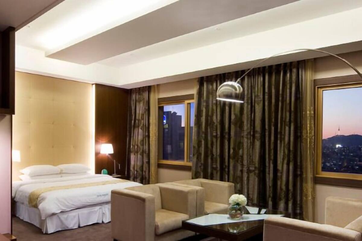 Down duvets, in-room safe, desk, iron/ironing board (on request)