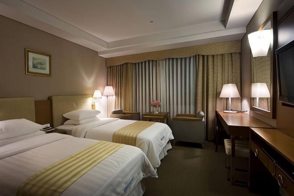 Down duvets, in-room safe, desk, iron/ironing board (on request)