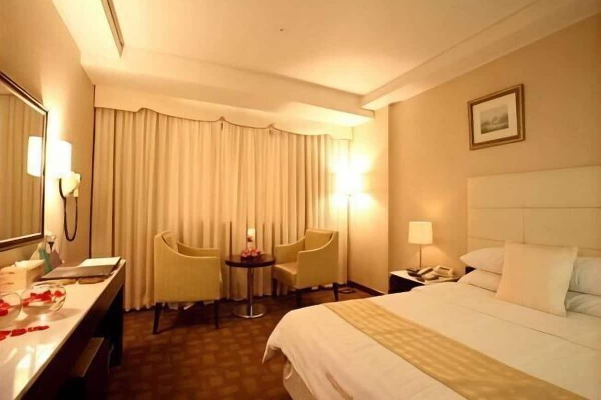 Down duvets, in-room safe, desk, iron/ironing board (on request)