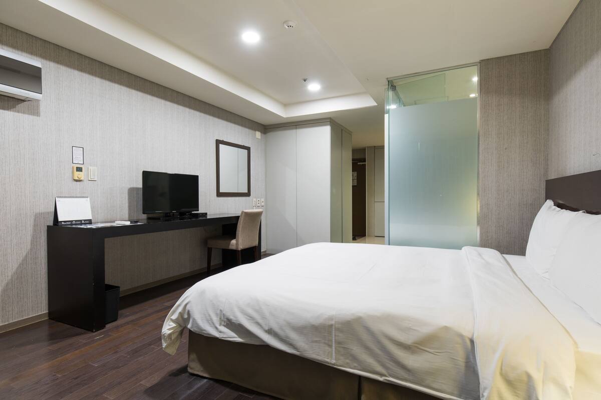 Minibar, desk, WiFi (free)