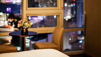 Minibar, escritorio y wifi gratis