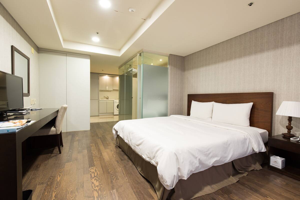 Minibar, desk, WiFi (free)