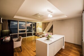 Minibar, desk, WiFi (free) - Haeundae Seacloud Hotel Residence (Busan)