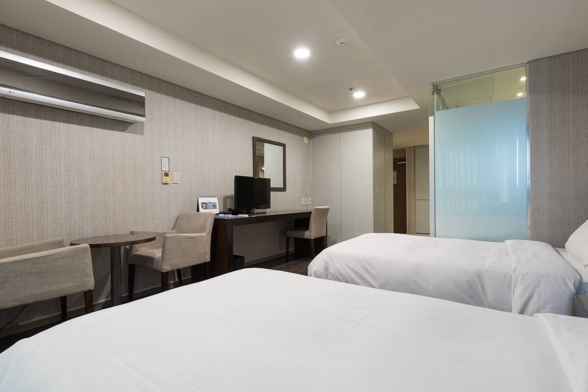 Minibar, desk, WiFi (free)