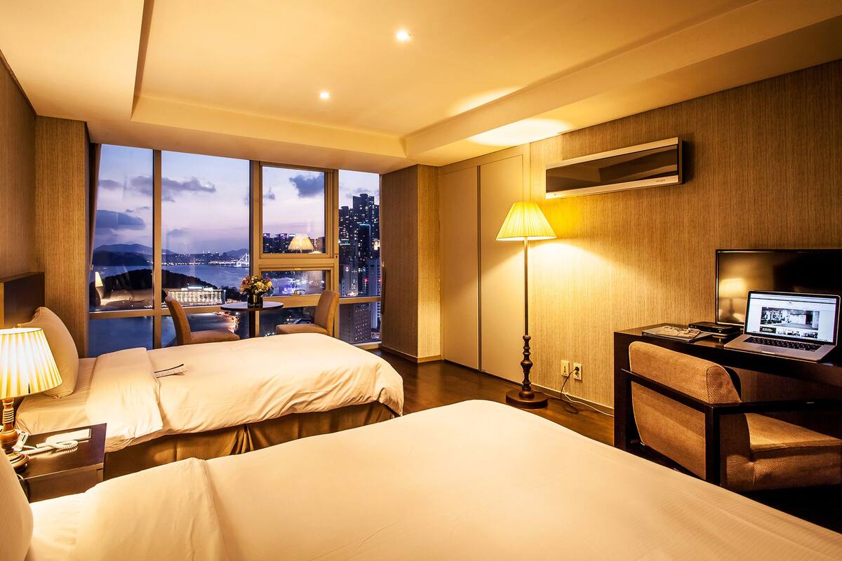 Minibar, desk, WiFi (free)
