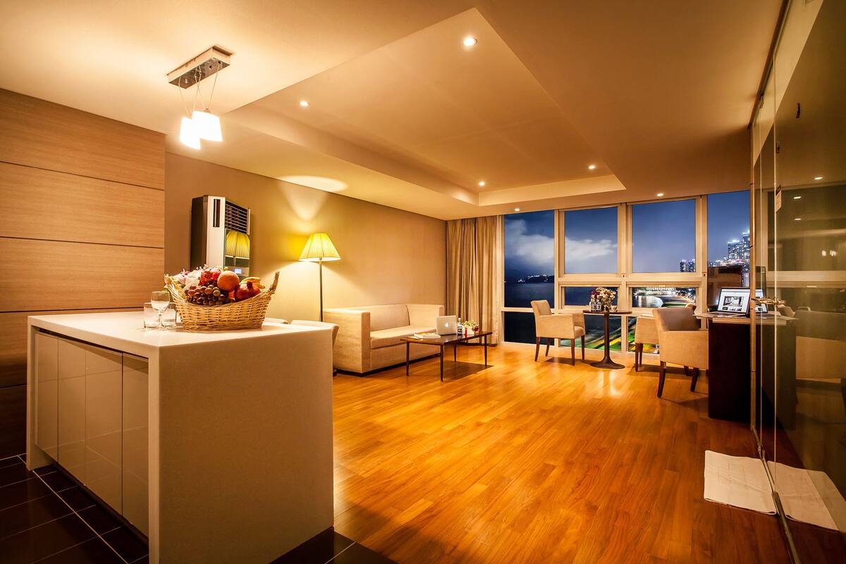 Minibar, desk, WiFi (free)