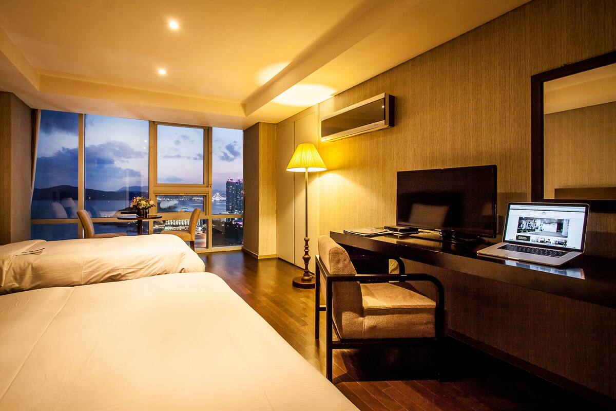 Minibar, desk, WiFi (free)