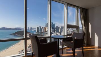 Minibar, desk, free WiFi