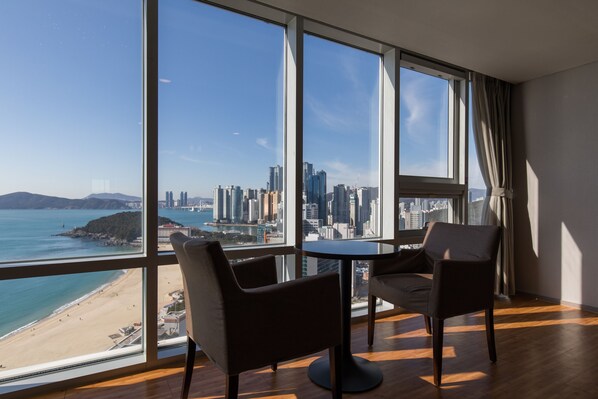 Minibar, desk, WiFi (free) - Haeundae Seacloud Hotel Residence (Busan)