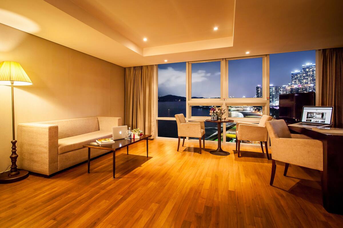 Minibar, desk, WiFi (free)