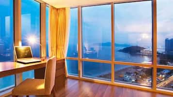 Minibar, desk, free WiFi