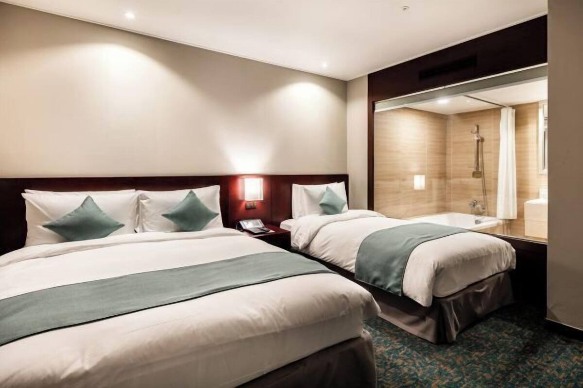 Premium bedding, in-room safe, desk, laptop workspace