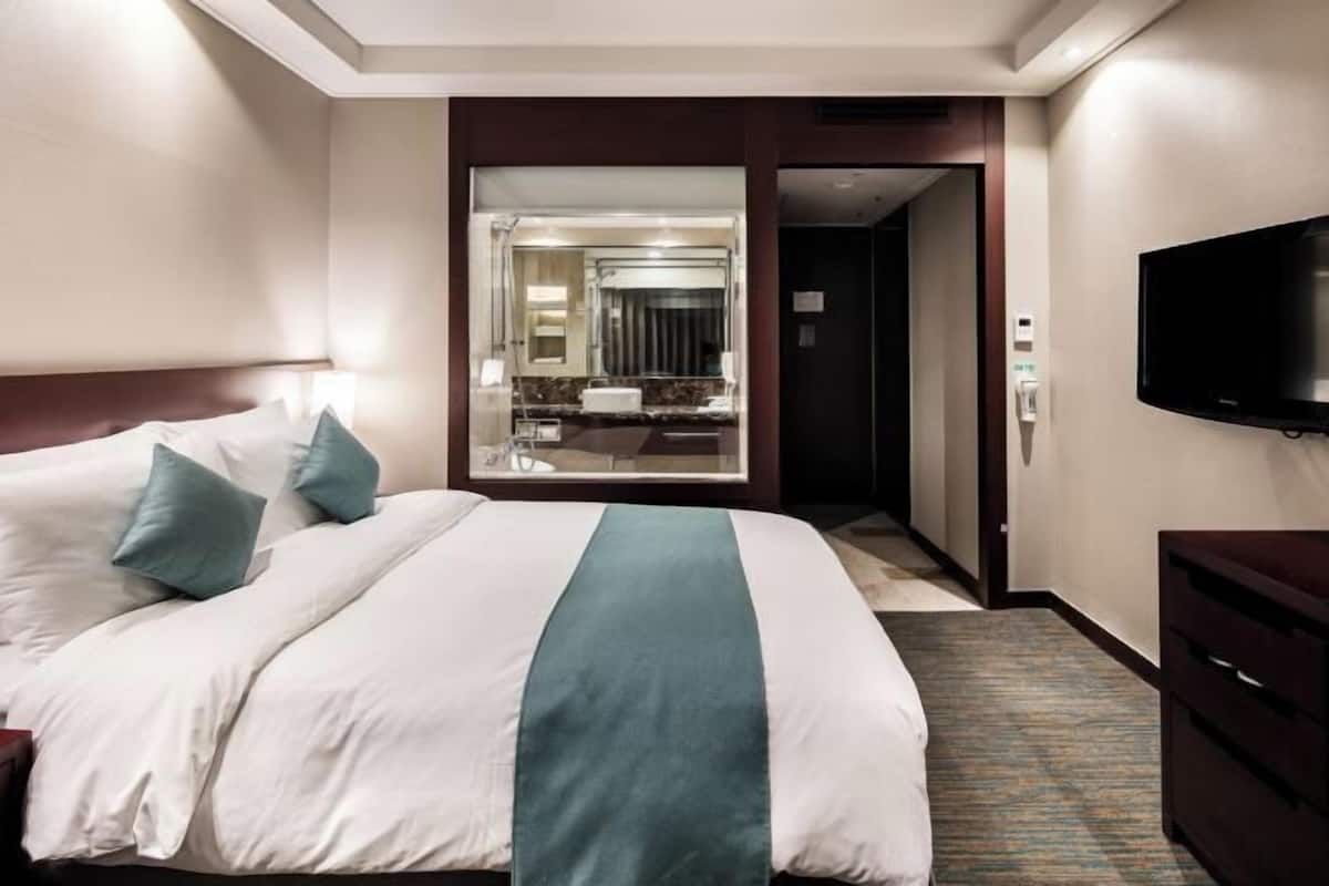 Premium bedding, in-room safe, desk, laptop workspace