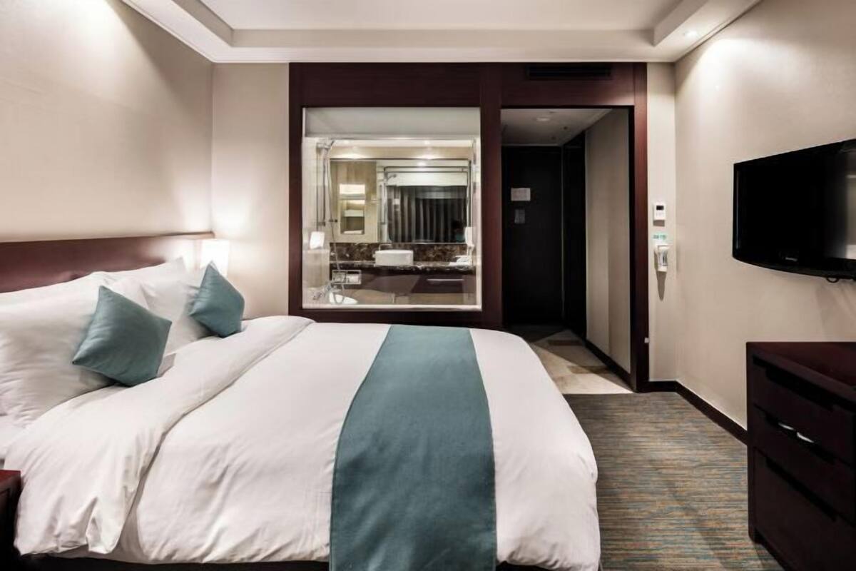 Premium bedding, in-room safe, desk, laptop workspace